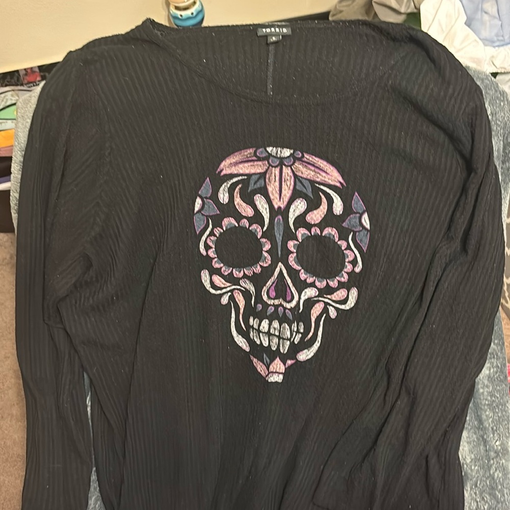 Torrid skull shirt like new